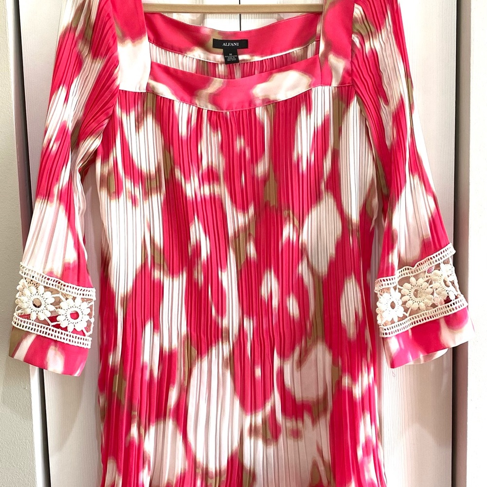 Alfani pink and white top.